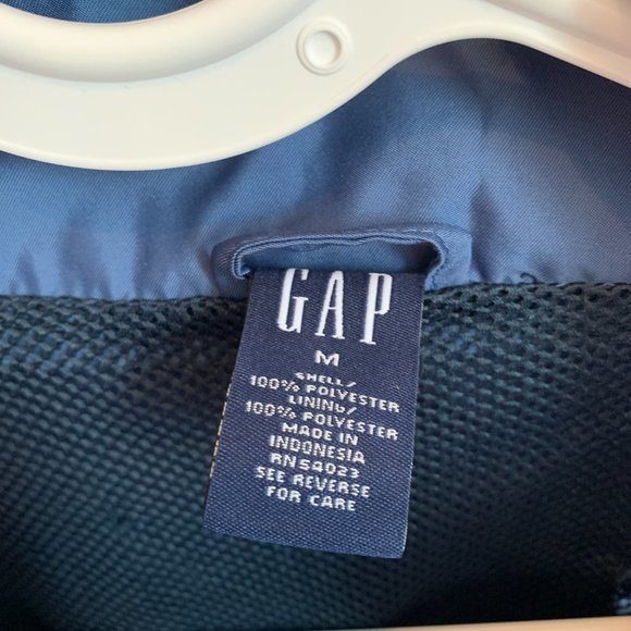 Gap Rain Jacket with 4 Pockets Elastic Cuffs & Bottom 3/4 Neck Opening - Picture 10 of 13